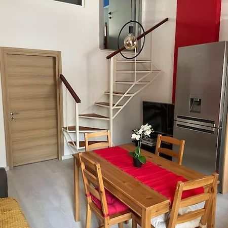 Comfy Apartment With Low Ceiling Attic 雅典 外观 照片