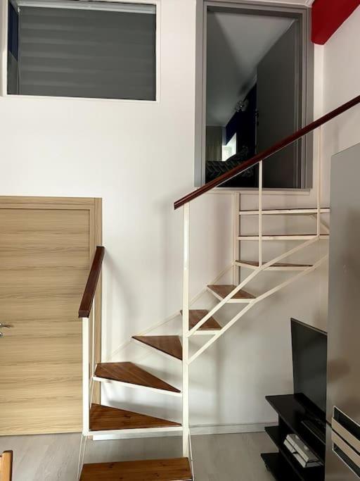 Comfy Apartment With Low Ceiling Attic 雅典 外观 照片