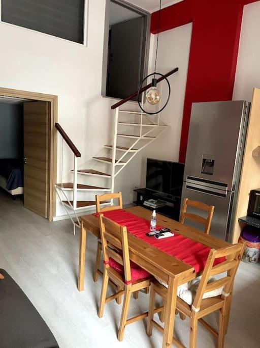 Comfy Apartment With Low Ceiling Attic 雅典 外观 照片