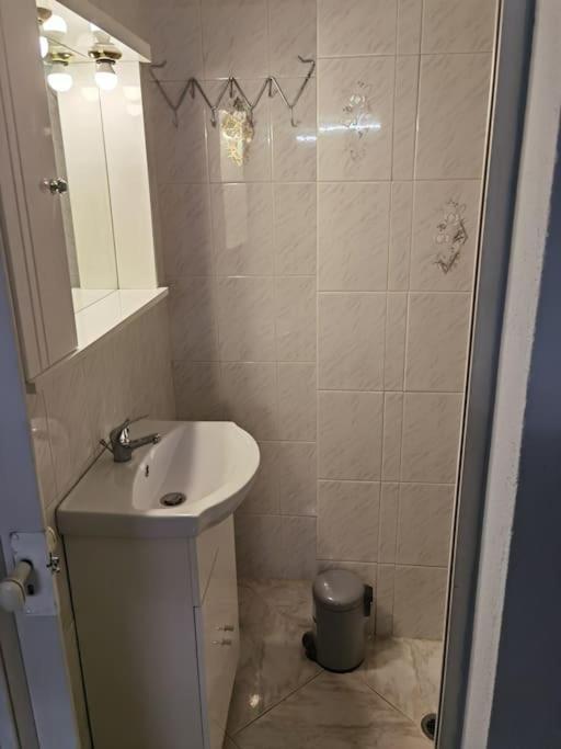 Comfy Apartment With Low Ceiling Attic 雅典 外观 照片