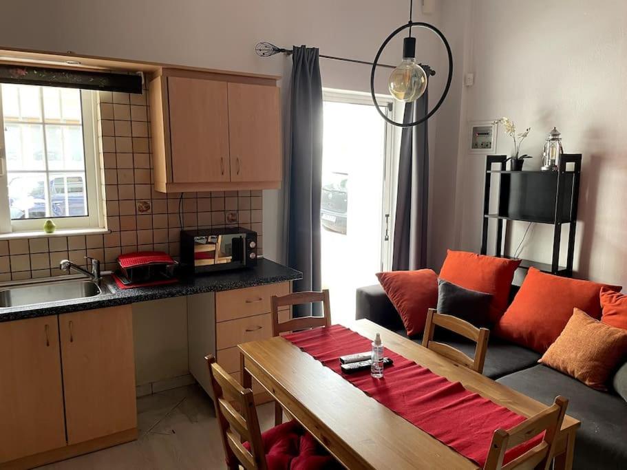 Comfy Apartment With Low Ceiling Attic 雅典 外观 照片
