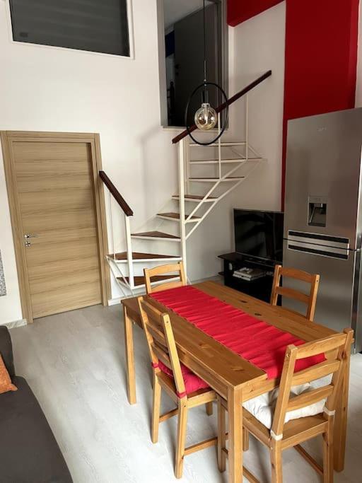 Comfy Apartment With Low Ceiling Attic 雅典 外观 照片